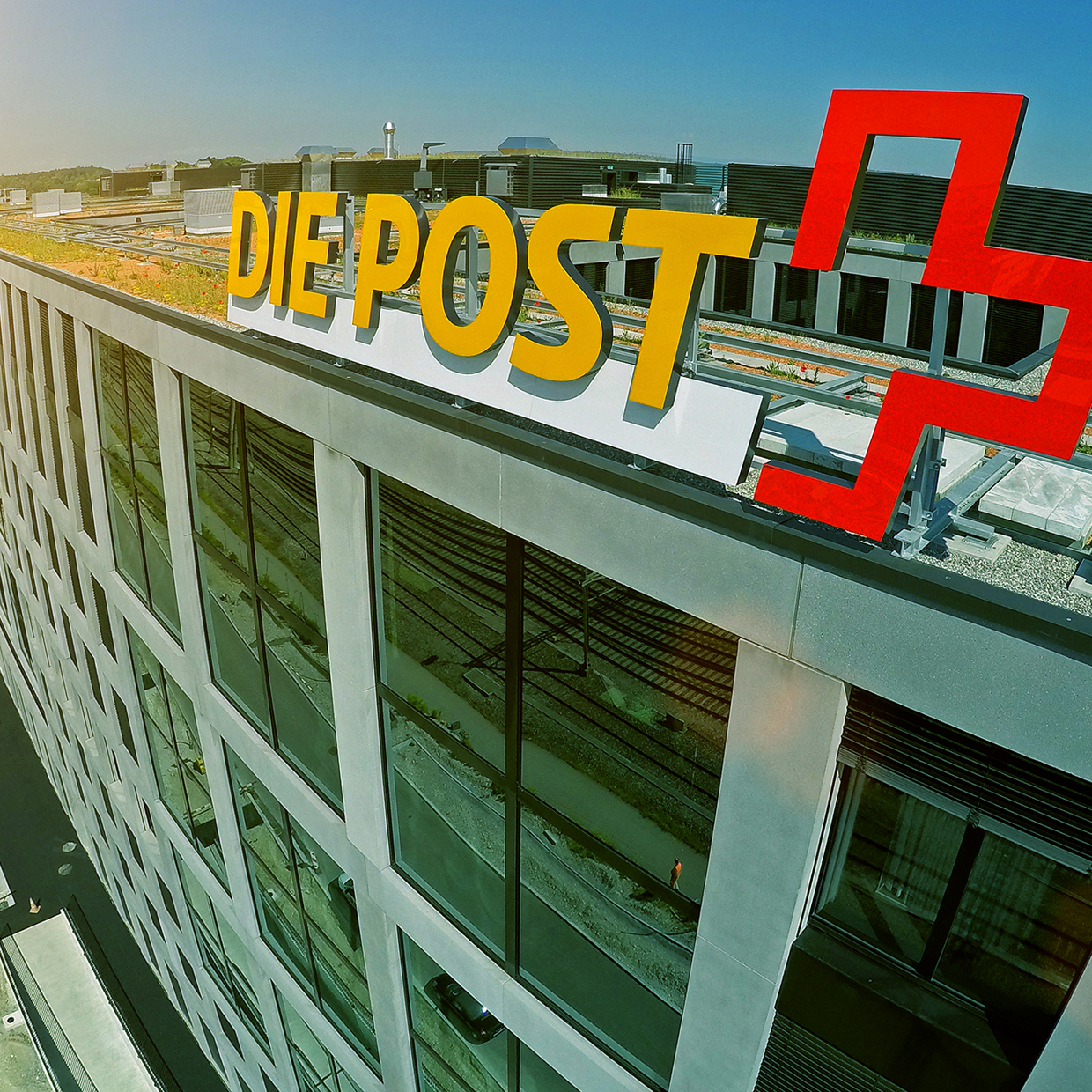 Das Logo auf dem Dach des Post-Hauptsitzes in Bern von oben